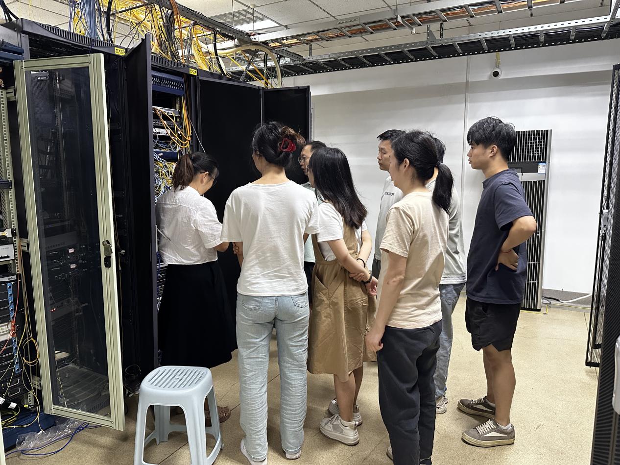 信息中心\信息化办开展暑假前机房安全巡检工作